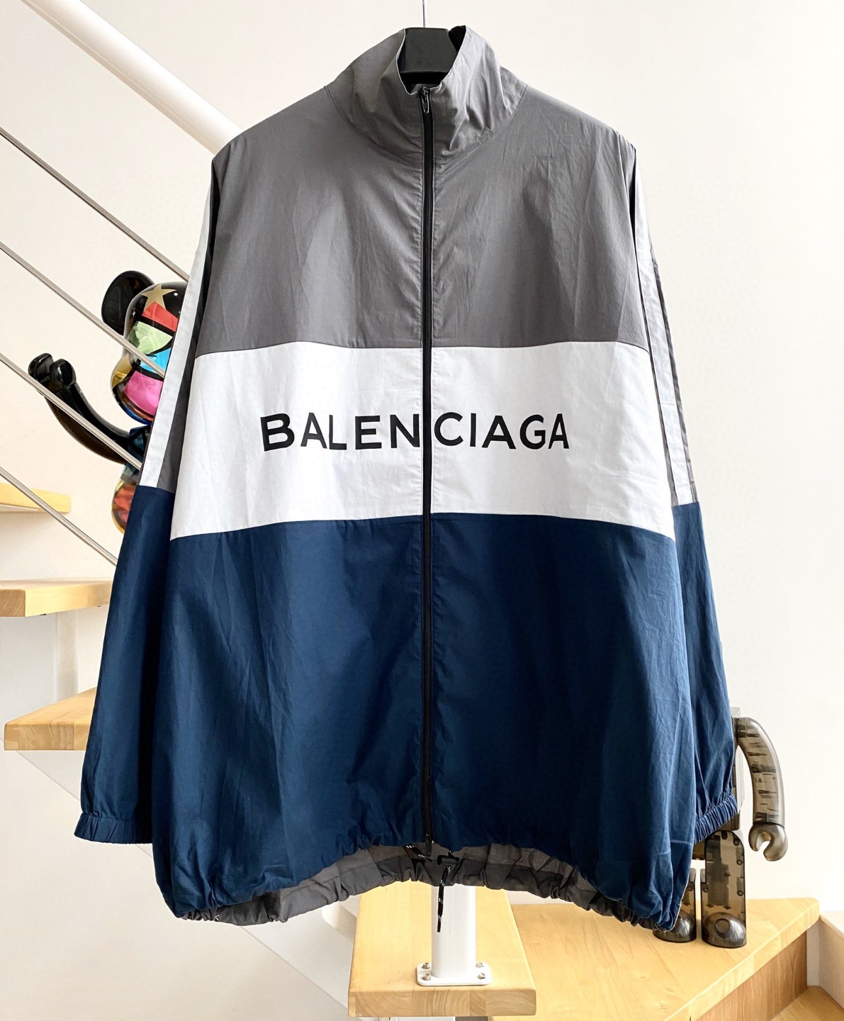 [계단집] 발렌시아가 흰/남 바람막이 balenciaga