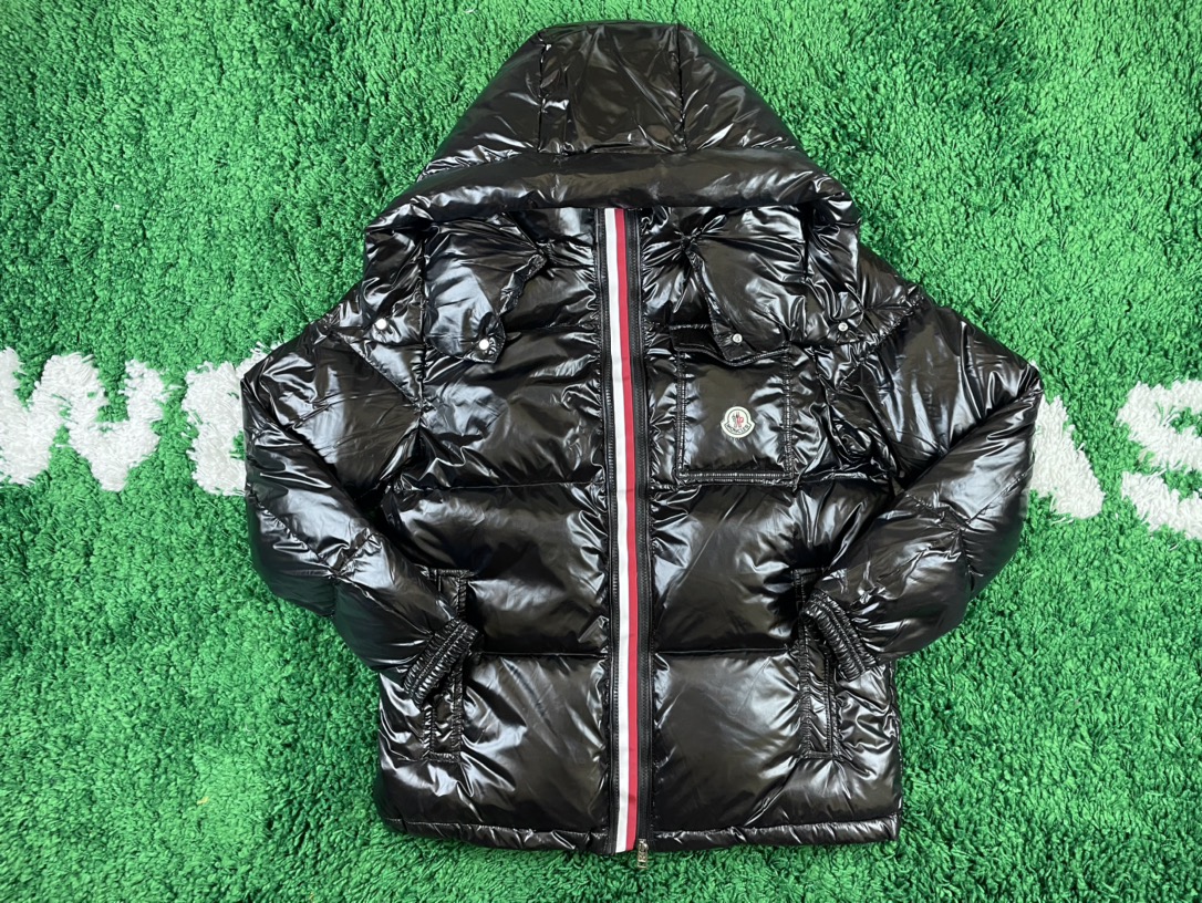 [잔디집2] MONCLER 흰/빨강 줄 후드 패딩 블랙