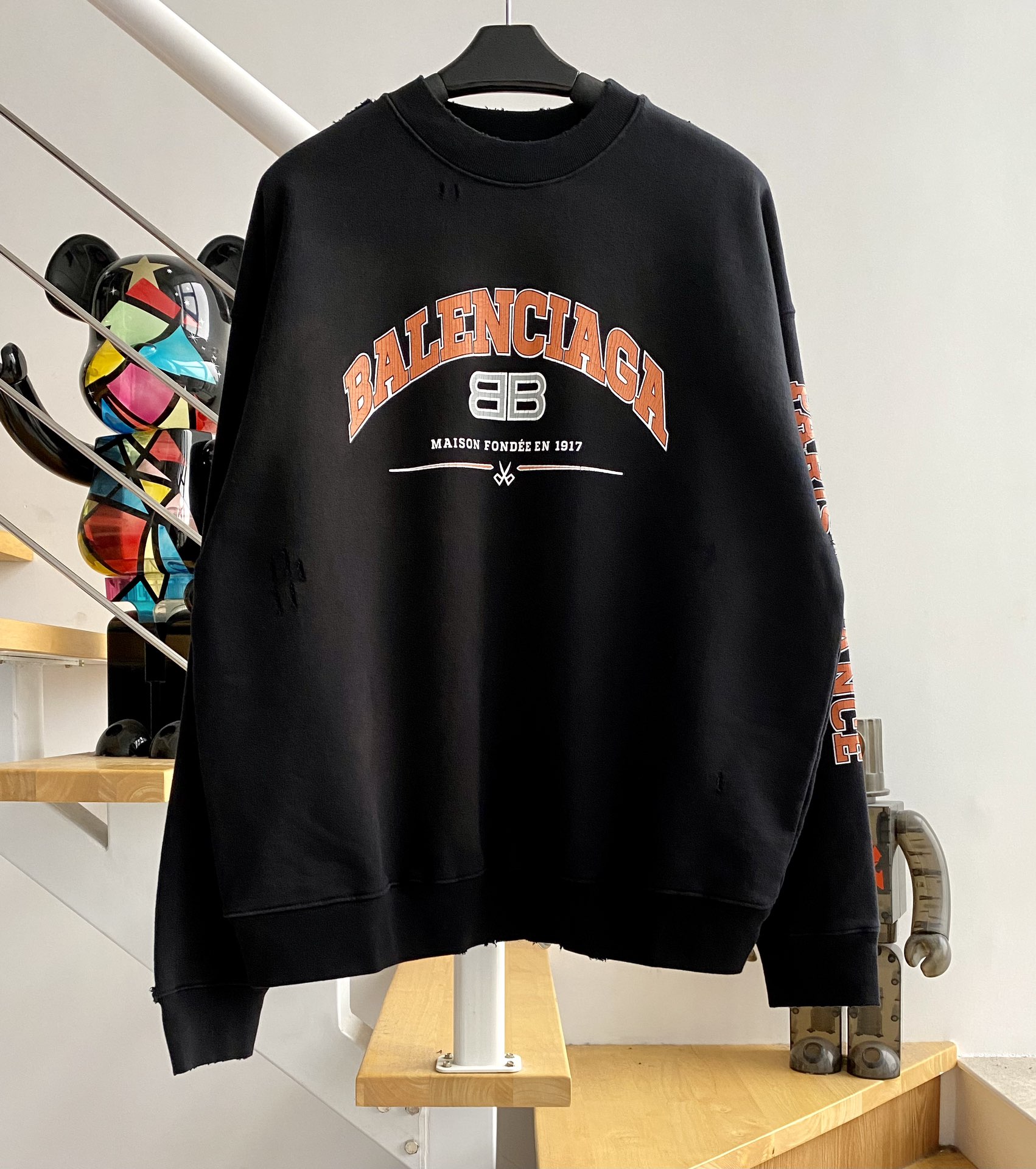 [계단집] 발렌시아가 레드 모노그램 1917 BB 대미지 맨투맨 블랙 balenciaga