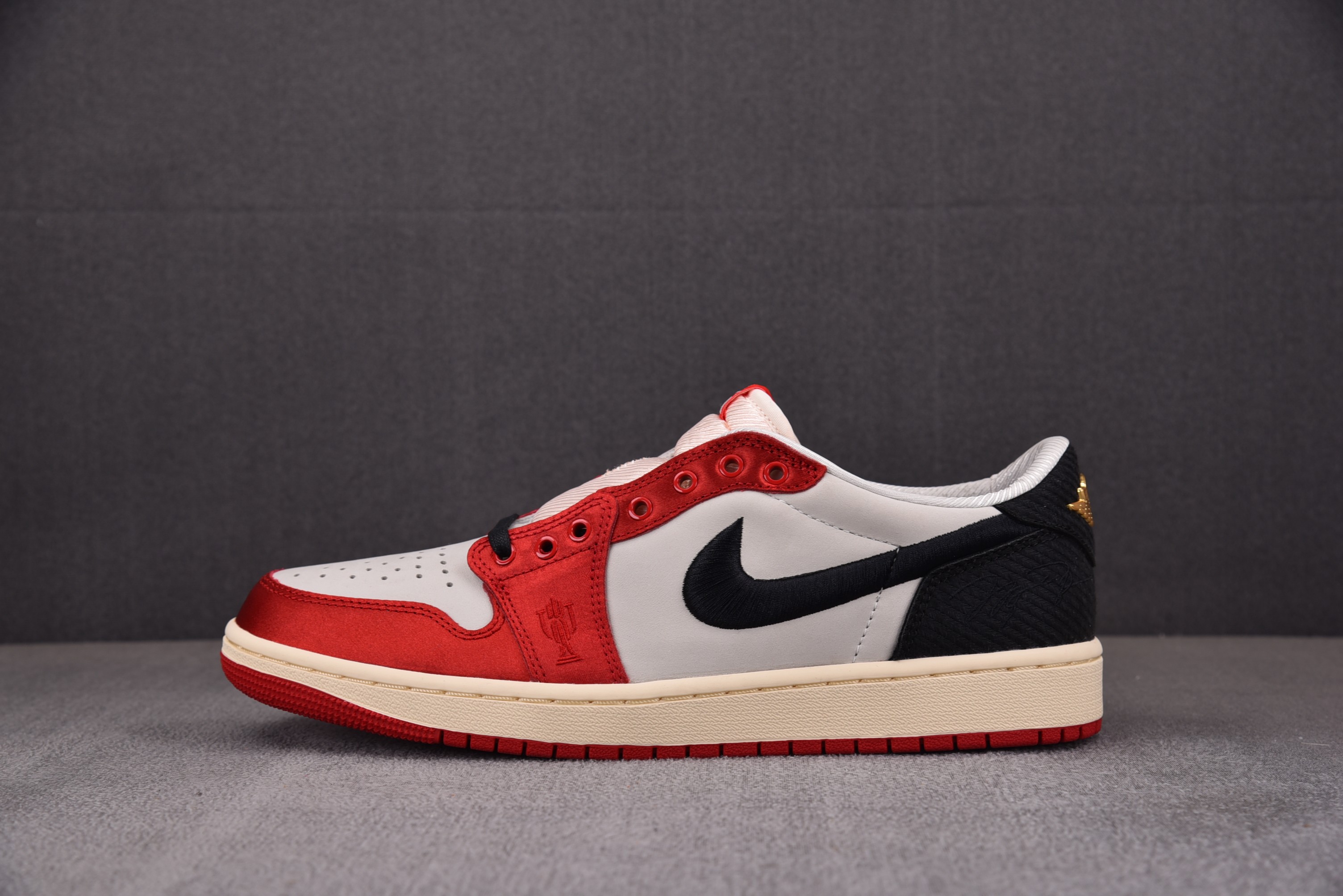 【H12】Trophy Room x AJ 1 Low OG“Away”白黑红 FN0432-100