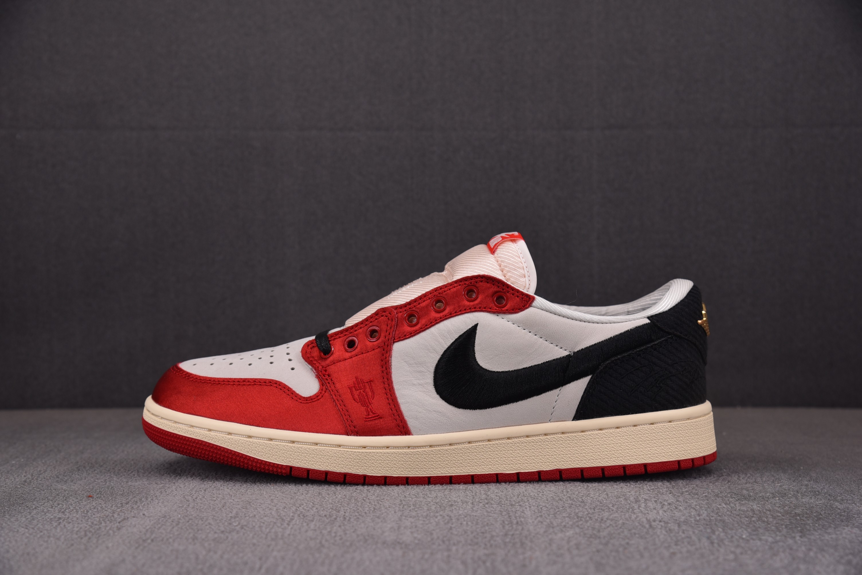 【GOAT】Trophy Room x AJ 1 Low OG“Away”白黑红 FN0432-100