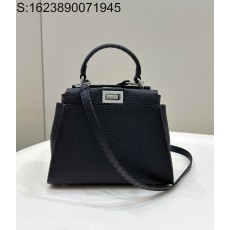 [니콜] 펜디 레더 은색 버클 핸드백 23cm 블랙 Fendi