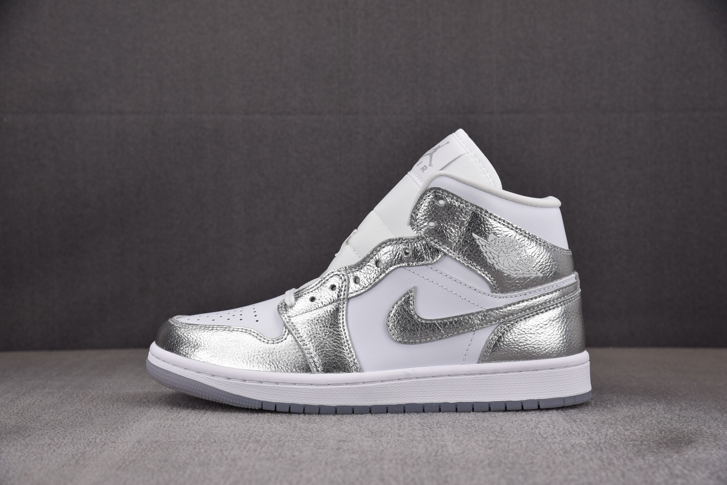 【CJ】WMNS Air Jordan 1 Mid SE Metallic Silver 金属银 FN5031-100