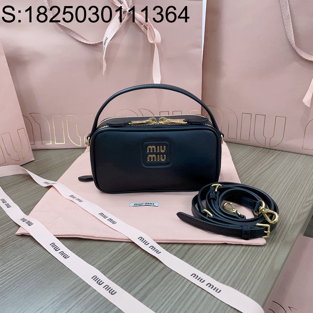 [JHL] 미우미우 금장 모노그램 숄더백 5BH229 18*9.5*6.5cm 블랙 miumiu