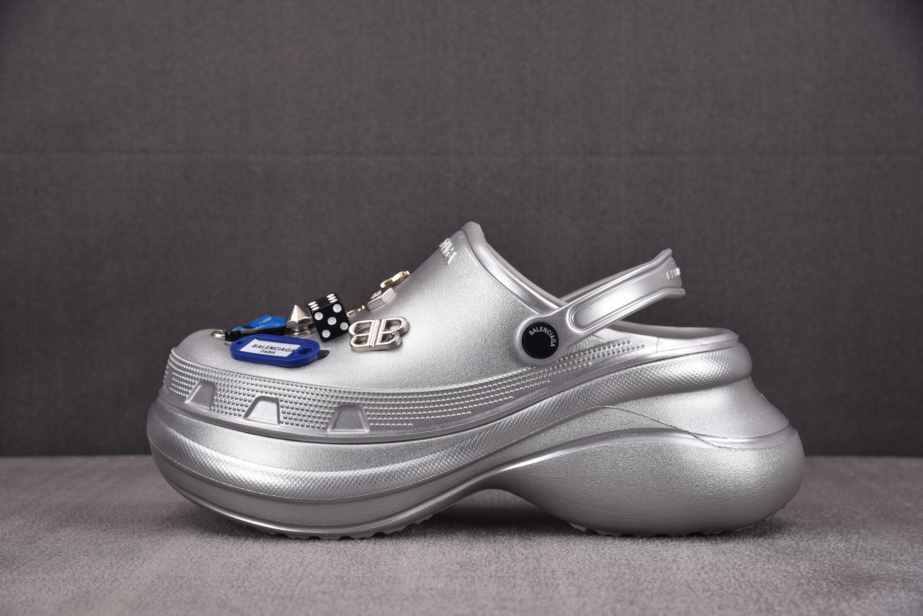 【GD】발렌시아가 지비츠 참 크록스 뮬 실버