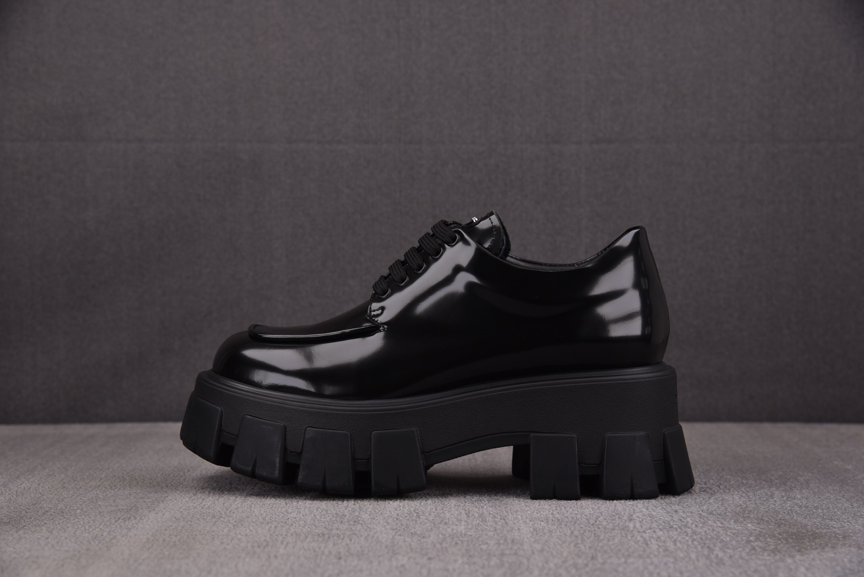 【CY】프라다 구두 광택 가죽 두꺼운 밑창 블랙