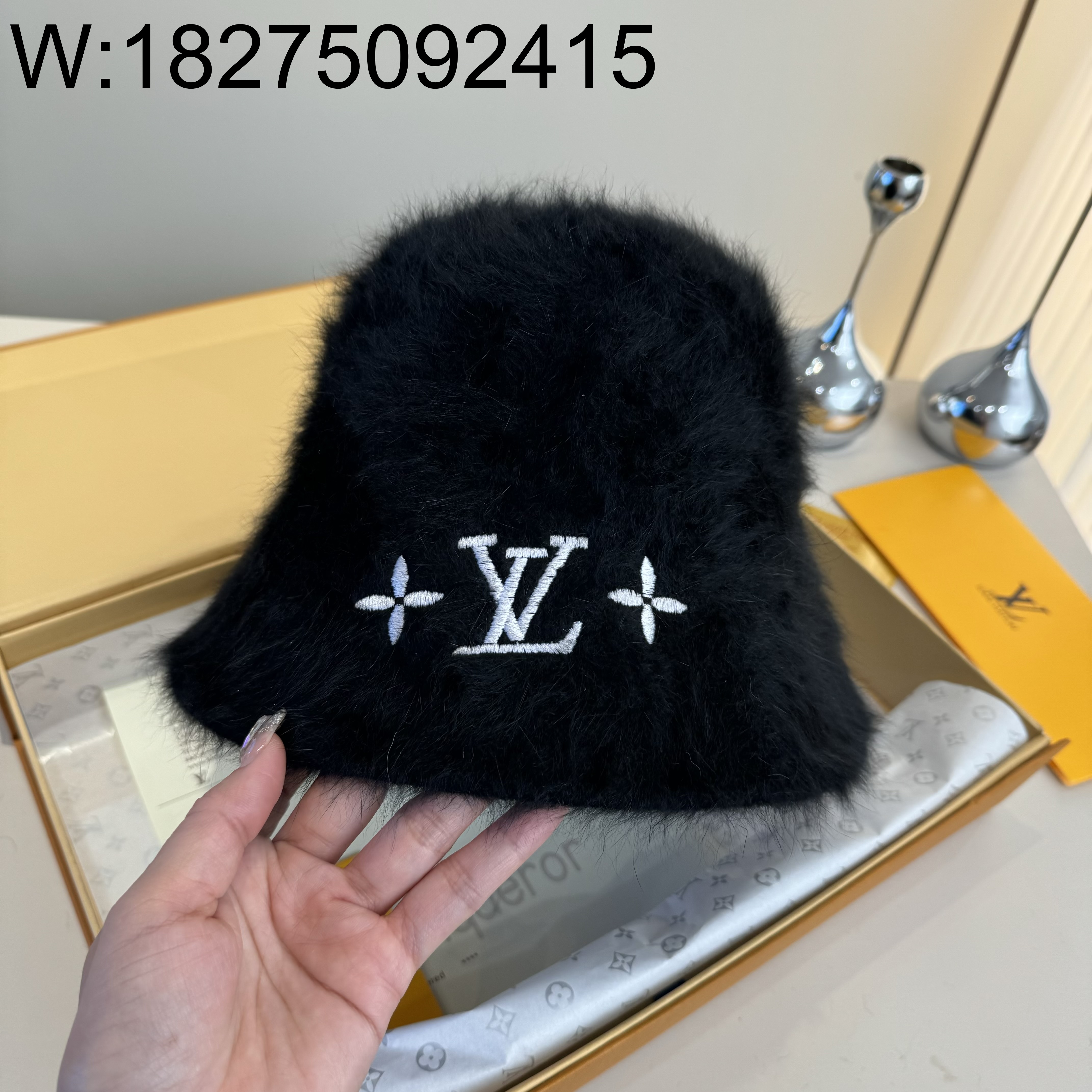 AGG 루이비통 로고 자수 털 모자 버킷햇 블랙 57cm