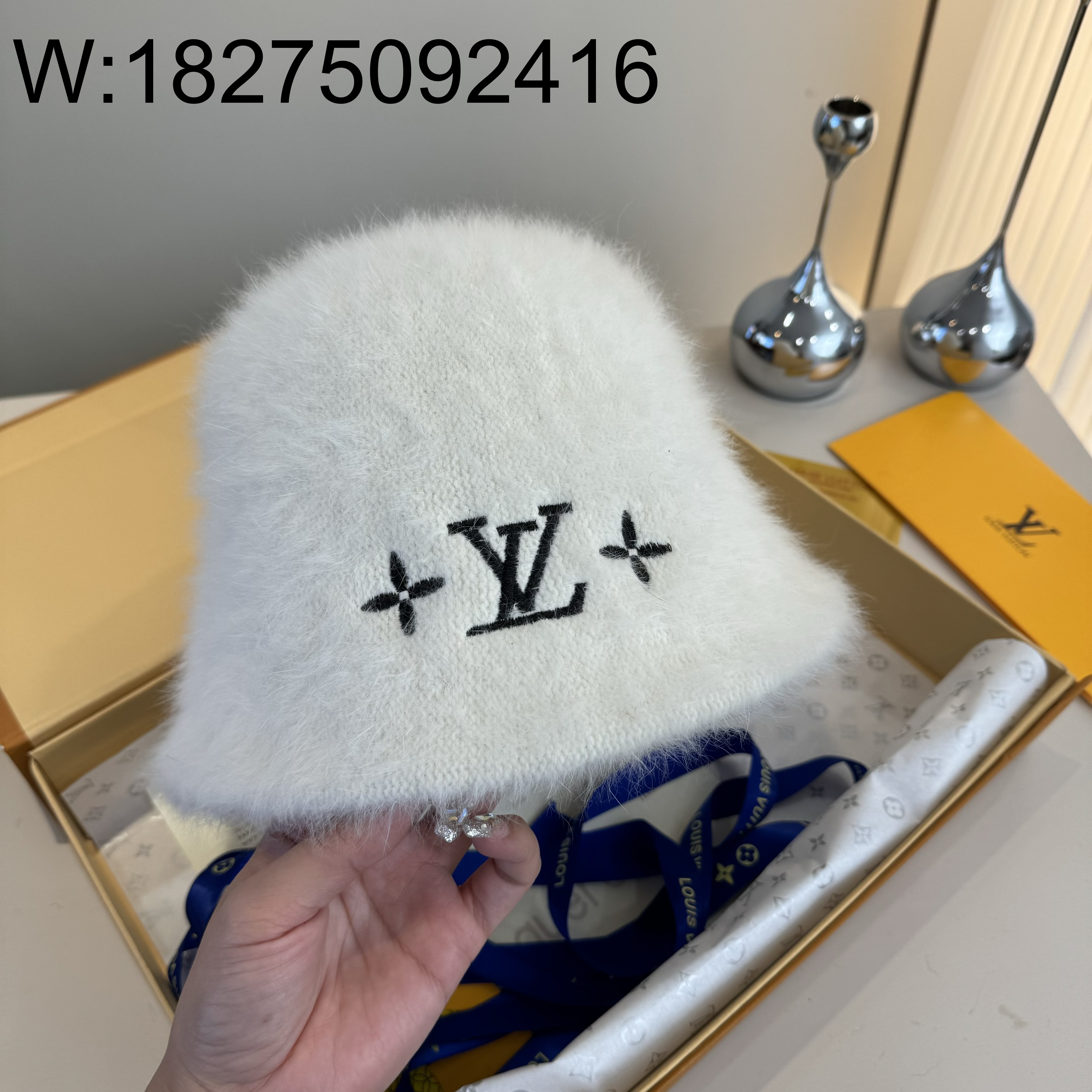 AGG 루이비통 로고 자수 털 모자 버킷햇 화이트 57cm