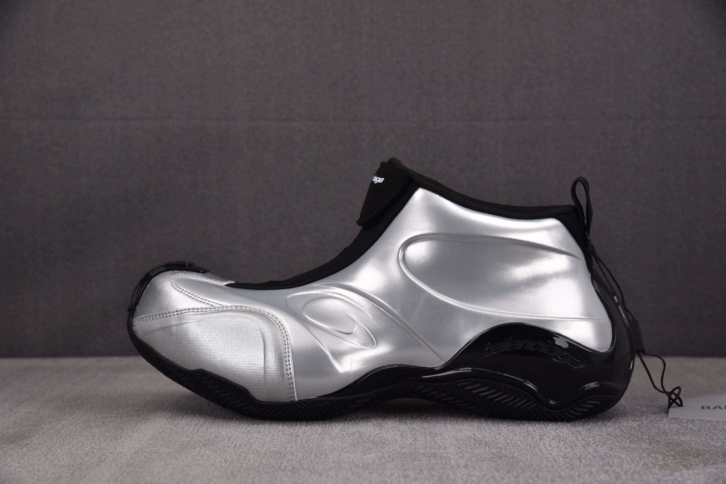 【XA】발렌시아가 베스킷볼 라운드 토 디자인 실버