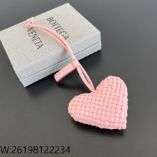 징 팩토리 보테가베네타 하트 참 핑크 양가죽 844701