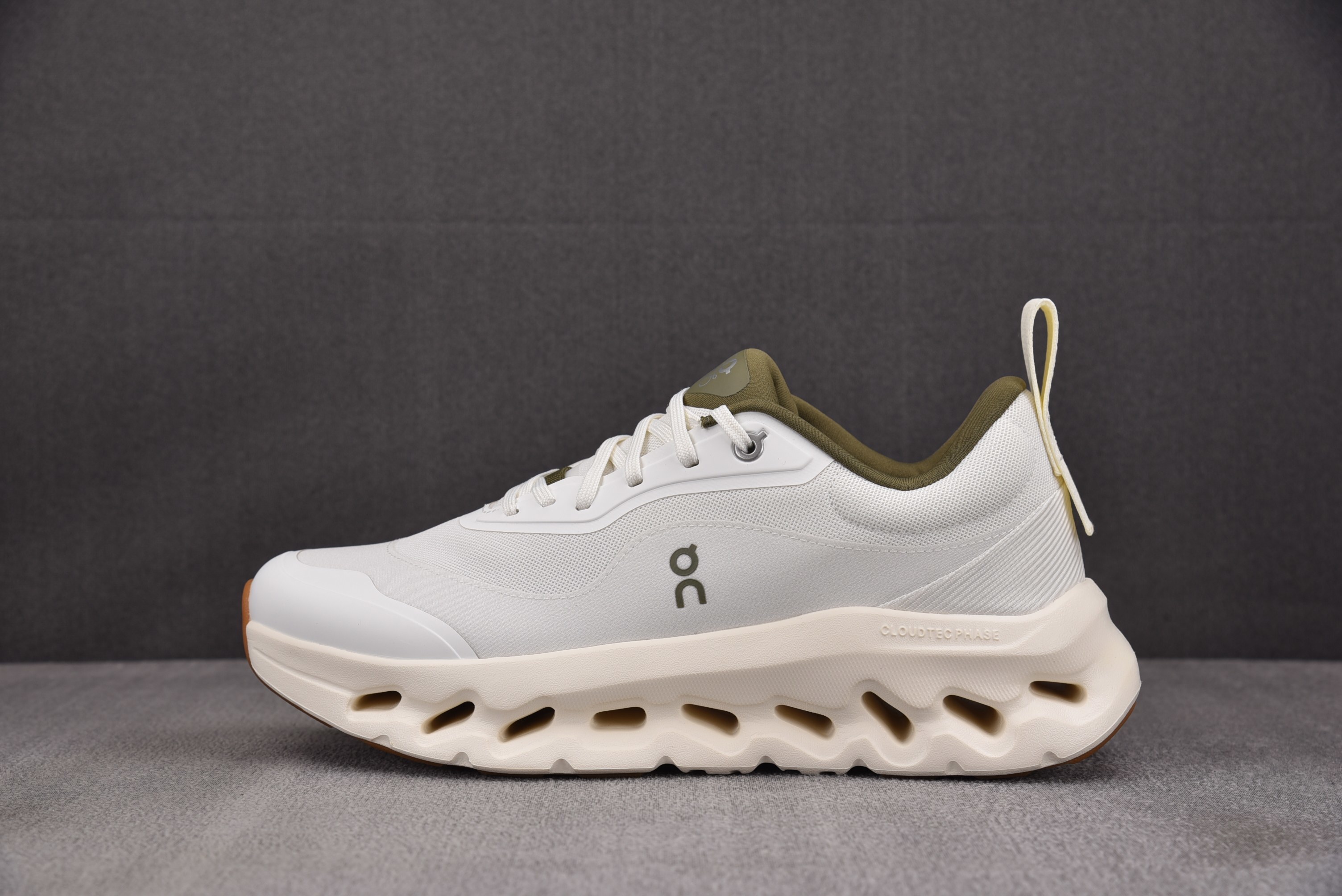 【M】On x 로에베 클라우드 틸트 2.0 화이트 카키