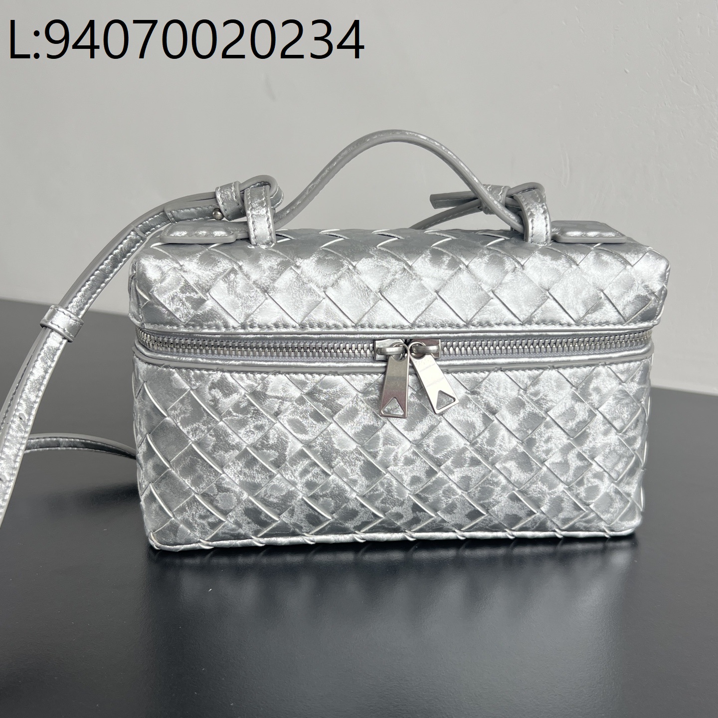 징 팩토리 보테가베네타 뱅뱅 배니티 케이스 789109 22*12.5*5cm 빈티지 실버