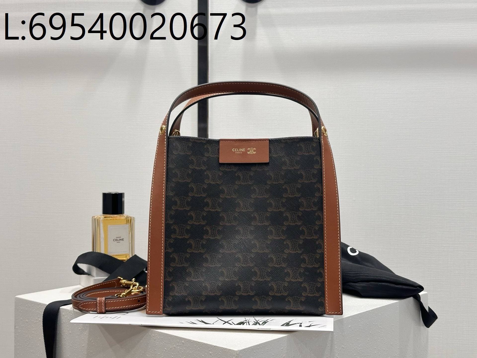 백경 셀린느 스몰 큐브 백 트리옹프 캔버스 내추럴 카프스킨 124182 18.5*21*17cm