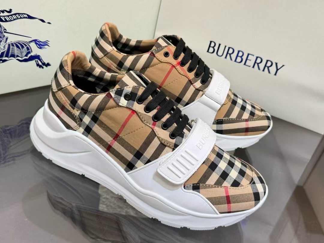 152 버버리 레지스 스니커즈
