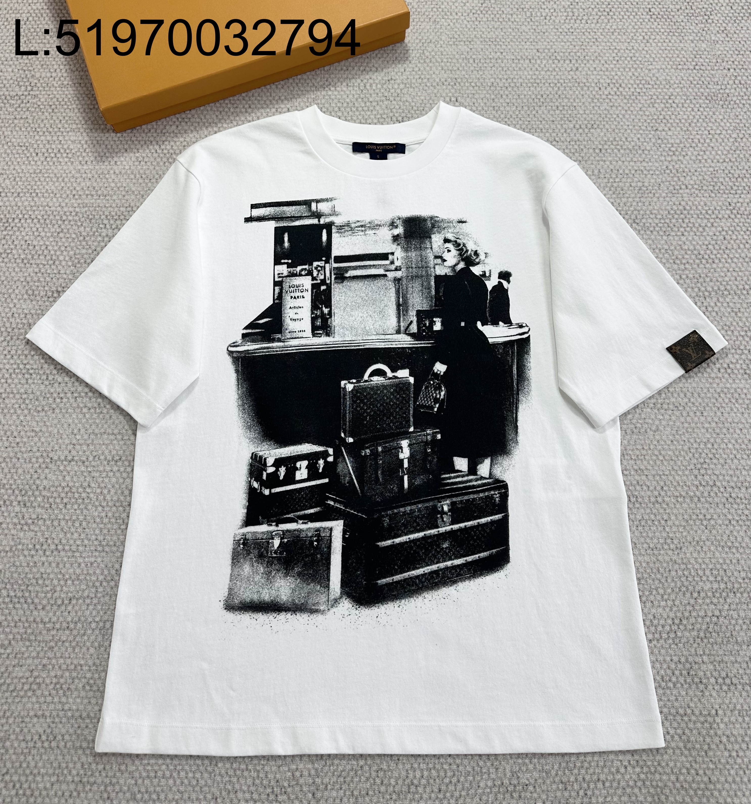 [타지아공장(tj공장) -여성전용] 루이비통 트래블러 트렁크 프린트 티셔츠 반팔티 블랙 화이트 1AJHGU 